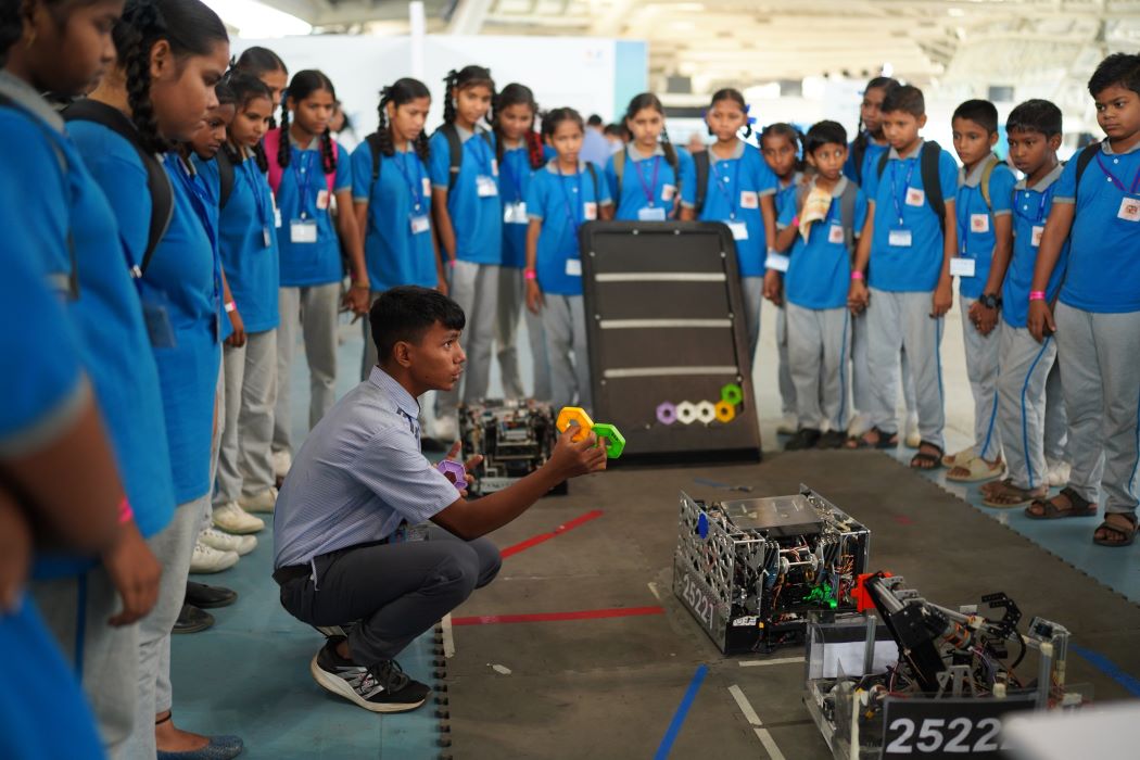 Students Showcase Innovative Projects, Learn About Emerging Technologies At AWS Think Big Science Carnival