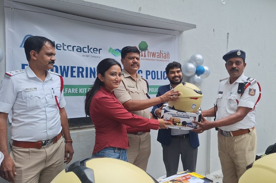 Aahwahan Foundation Distributes Welfare Kits to Bengaluru Traffic Police Officers